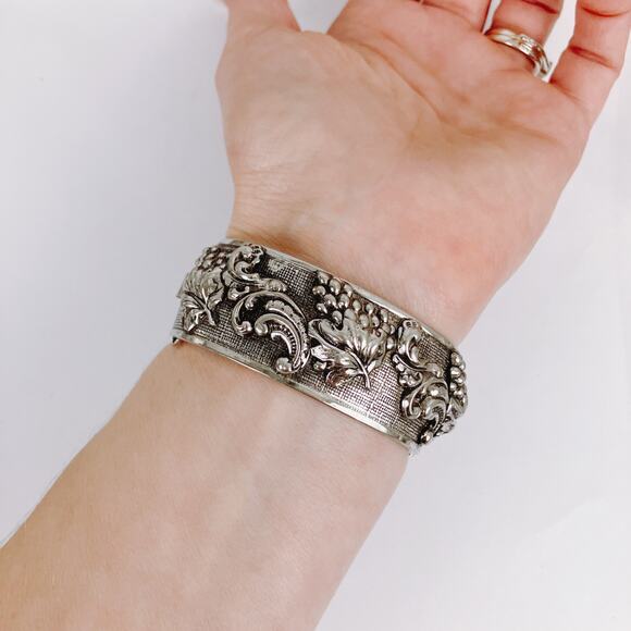 VTG Mid Century Hinged Bangle Grapevine Scroll 1950s Ornate Silver Tone Bracelet - Picture 4 of 13